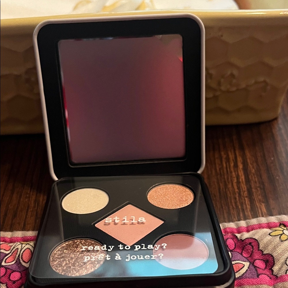 Stila Eyeshadow Quartet in Peach, Gold, Champagne & Bronze